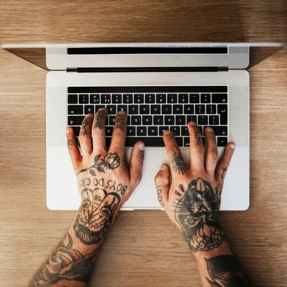 trabajador tatuado