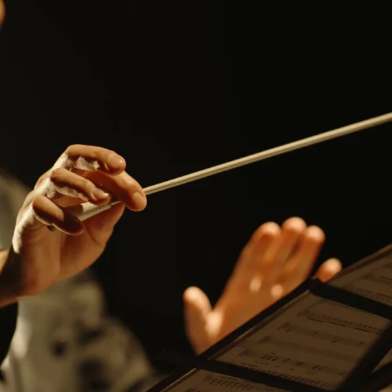 batuta y partitura