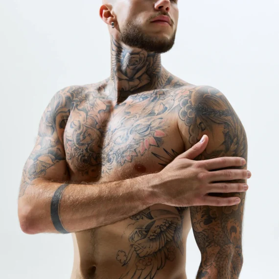 hombre tatuado