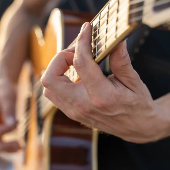 manos guitarra