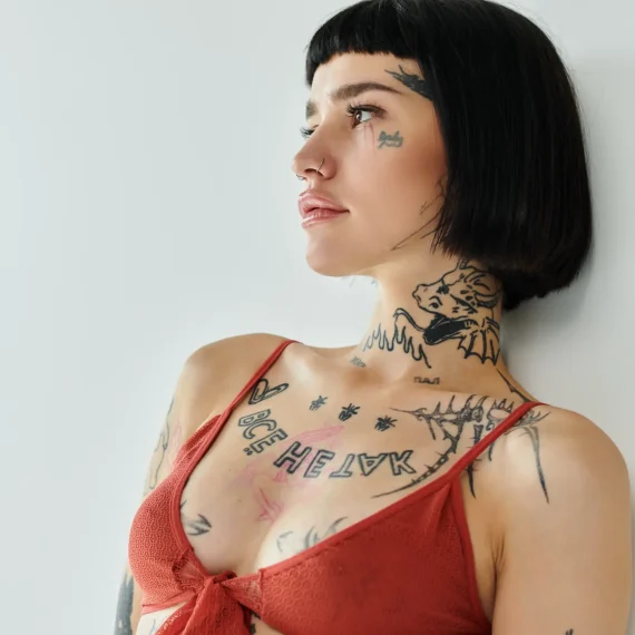 mujer tatuada